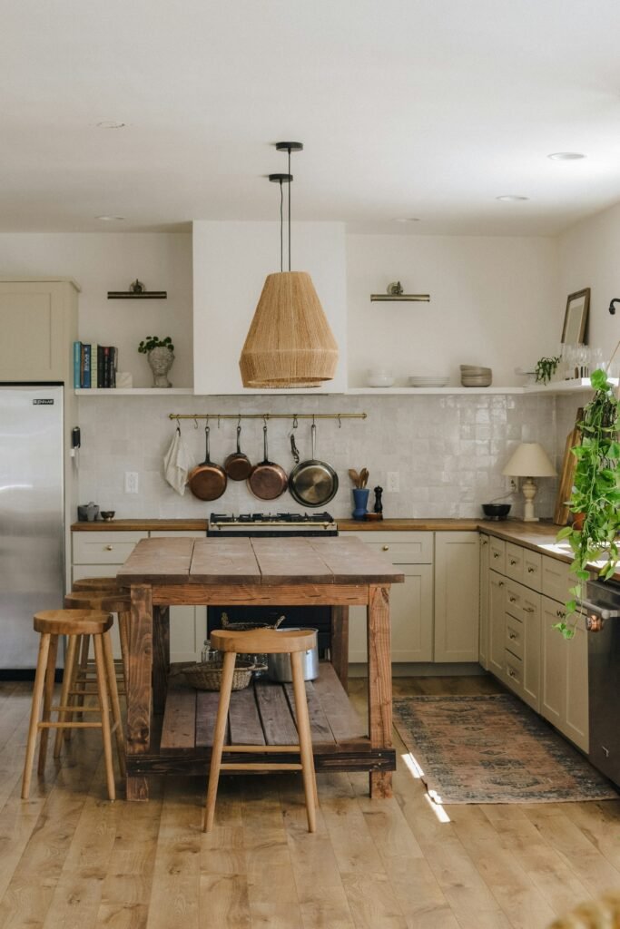 Cocina rústica con isla de madera