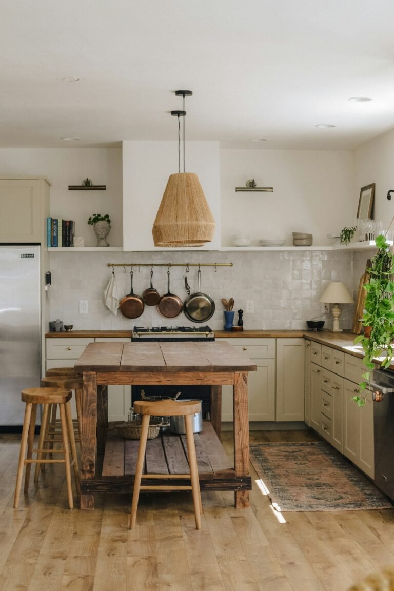Cocina rústica con isla de madera